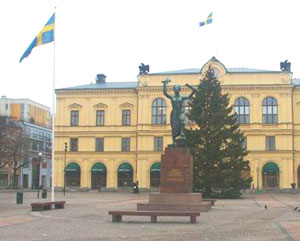 Stora Torget, or the town square, in the middle of Karlstad. The Peace Monument stands in front of the town hall. Photos by Robin Bell 