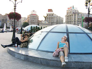 Maidan Nezalezhnosti is tThe place where teenagers hang out and footworn travelers rest.