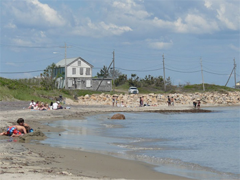 Farmhouse in Block Island, Rhode Island. photos by Kate Hartshorne.