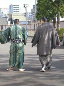 Fans never mob the arriving older wrestlers. It's not Japanese to do that!