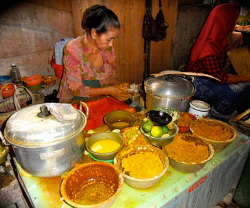 The Jamu maker prepares ingredients for my Jamu. Photos by Zoë Smith