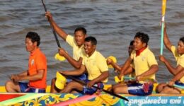 The enthusiastic rowers celebrate a victory at Bon Om Touk.