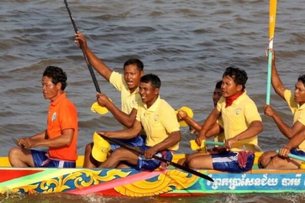 The enthusiastic rowers celebrate a victory at Bon Om Touk.
