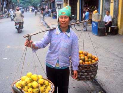 A Taste of Hanoi's Braised Fish Street 4 A radiant young lady sells mangoes and oranges in Hang Bo Street.