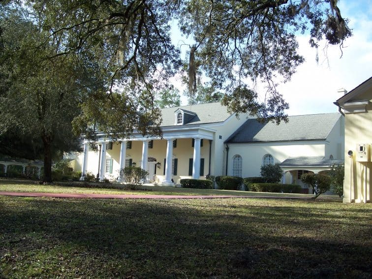 By the Banks of the Suwannee: Natural Northern Florida 2 Stephen Foster Folk Culture Center State Park in North Florida.