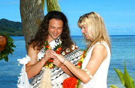 Exchanging rings in Fiji -   Unforgettable Honeymoons