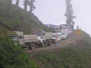 A traffic jam on the road to Leh - photos by Mridula Dwivedi
