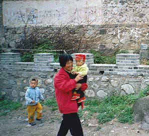 Hiking Along the Great Wall of China 1 Children watching the BJ hikers - photos by Fiona Tunstall