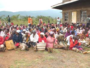 Volunteering in Kenya: From the Safari to the Relief Station 1 Kenyans wait for foot to be distributed - photos courtesy of Global Volunteer Network
