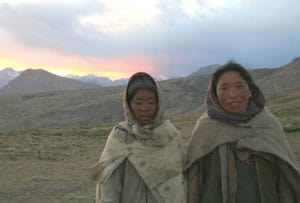 Women in Komik returning home at sunset