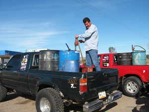 Hand pumping gasolina with a bomba