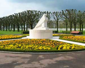 Sundial sculpture in the American cemetery of Saint-Mihiel in Thiaucourt with the inscription: “Time will not dim the memories of their deeds.”