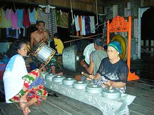 Plying traditional music