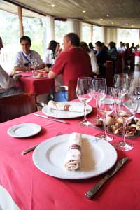Vaughantown: An Enclave of English in the Heart of Spain 4 Mealtime conversations are a good opportunity to practice English.
