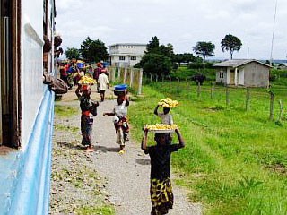 Women selling bananas and chapattis run alongside the Tazara train.