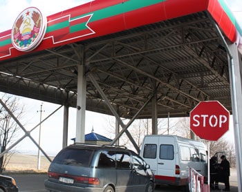 The border crossing from Moldova into Transnistria - photos by Daniel Reynolds Riveiro