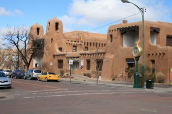 Scenic Santa Fe: An Enchanted City Any Time of Year 4 Flat-roofed, low-slung adobe construction is common in Santa Fe.