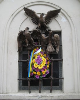 A sculpture commemorating a prison break by Ukrainian Nationalists
