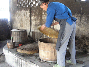 Making baiju at the Sanbai Wine Workshop in Wuzhen. Photo ©Shelley Seale