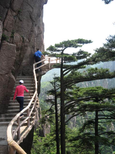 Acrophobic Paths on Yellow Mountain