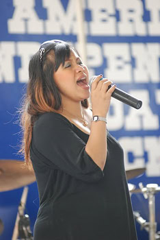 An American Fourth of July -- in Thailand 4 Thai singer belts out the Star Spangled Banner in English.