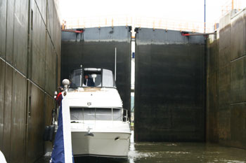 Albany, New York: the City and the Waterways 13 Inside a lock on the Erie Canal