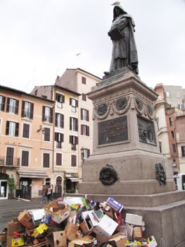 Waiting for the trash collector in Campo dei Fiori