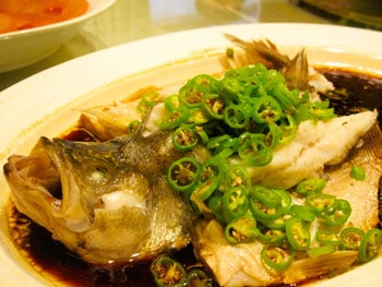 This fish dish is just one of the specialties at Dingshihui in Enshi City.
