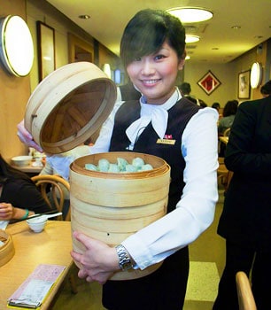 Digging to China: A Journey to Taipei, Nanjing, Shanghai 4 Din Tai Fung dumpling girl