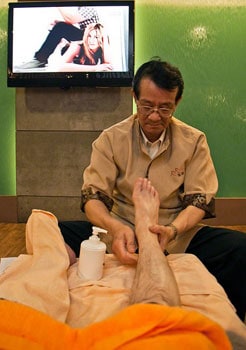 Digging to China: A Journey to Taipei, Nanjing, Shanghai 2 The author gets the full treatment at KinRaku Massage Parlor.