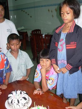 Birthday girl Pim: She asked Father Giovanni to save the money of a present for her education instead. AIDS patients in Thailand