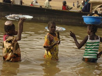 Taking a Very Slow Boat to Timbuktu 6 Vendors come to the boat offering food for sale en route to Timbuktu.