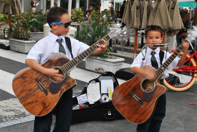 Miami on Wheels: Traveling With a Disability 3 Young performers on Lincoln Road in Miami
