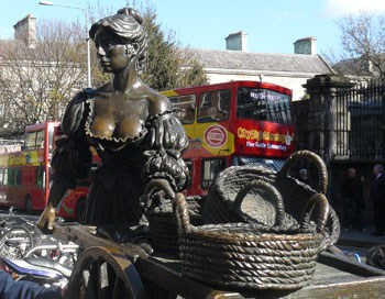 The Boston Boy Visits Dublin: "Wicked Brilliant!" 11 In Dublin's fair city, where girls are so pretty, I first set my eyes on sweet Molly Malone.