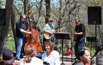 Retro Connecticut: A Long Weekend in the Good Old Days 6 Live bands play at every sunday morning buffet at the Mansfield General Store in Mansfield, CT.