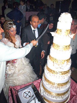 An Exciting Kurdish Wedding in Istanbul 7 Cutting the cake