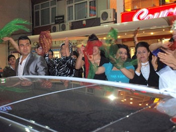 An Exciting Kurdish Wedding in Istanbul 2 The newlyweds arrive at the Wedding Palace.