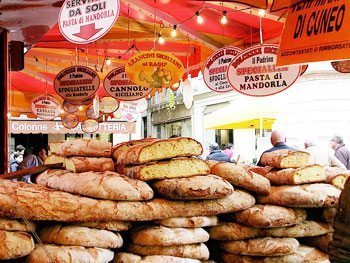 Bread in a Venice market. photo by Cathie Arquila.