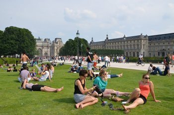 Relaxing in front of Les Tuileries