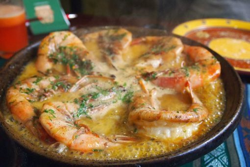 Ecuador fusion cuisine at Tiesto, in Cuenca features sizzling prawns in garlic sauce.