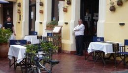 waiter_in_cafayate