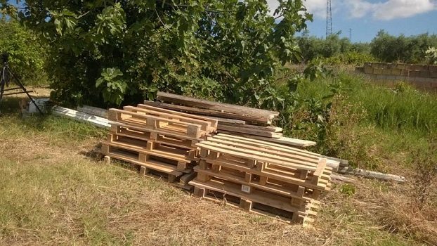 The pallets used to make furniture and platforms for Passareddu. Photo by Marta Roversi.