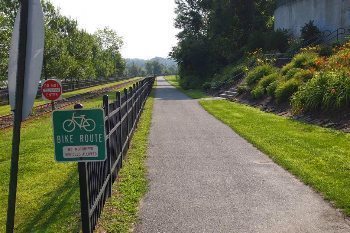 Newport bike path by the lake.