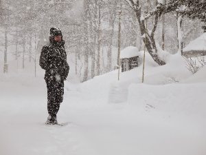 Togakushi, Japan: Tom tries to find the road buried under fresh snow.