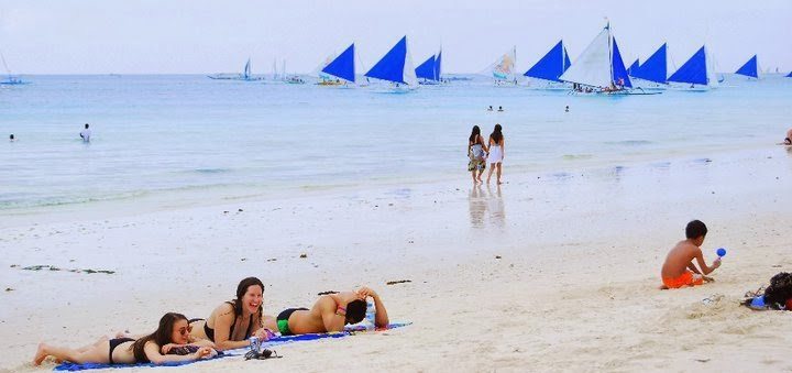 Philippines: Girl's Weekend on Boracay 7 The White Beach in Boracay.