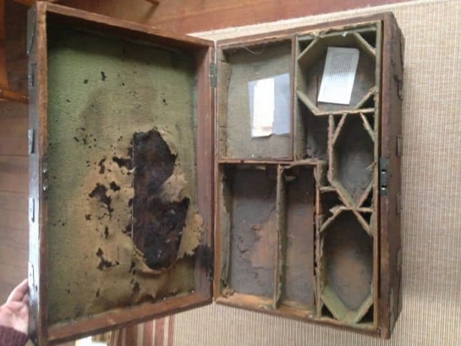 The abandoned artillery chest left by British troops