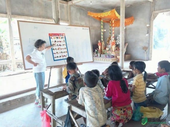 Globe Aware: People to People Volunteering in Cuba 1 A volunteer teaches in Cambodia.