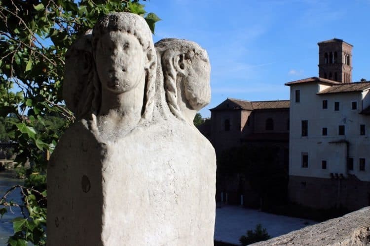 Ponte Fabricio is also called Ponte dei Quattro Capi (bridge of the four heads) because of the two marble pillars with two-faced Janus herms standing on its parapet.