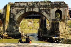 The Strange Island in the Tiber in Rome single_arch1