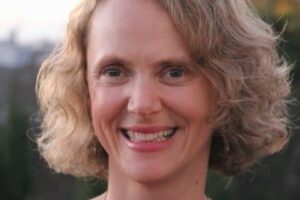 The author tells the story of a French novelist's love-hate relationship with Normandy in the nineteenth century.